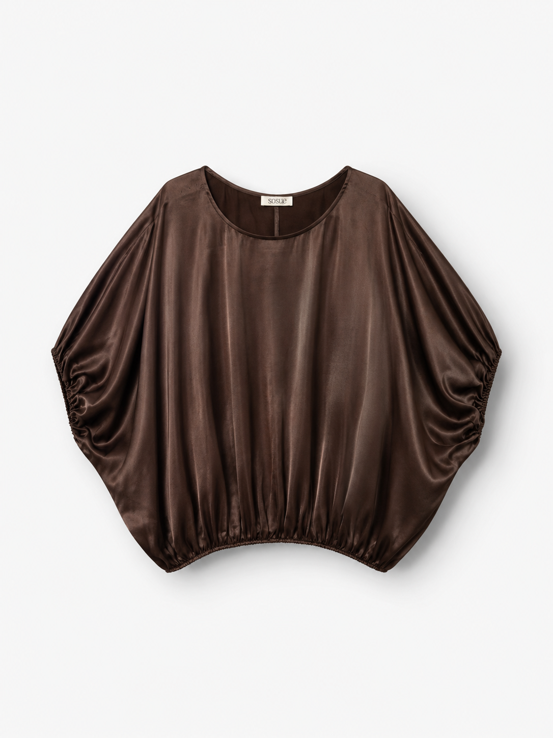 Die Bluse „Cowboy Shiny Braun“ in Dunkelbraun mit glänzender Oberfläche und Fledermausärmeln ist aus LENZING™ ECOVERO™-Viskose gefertigt und verleiht einen eleganten Touch. Diese locker sitzende Damenbluse, hergestellt in Portugal, verfügt über einen gerafften Saum und kommt vor weißem Hintergrund besonders gut zur Geltung.