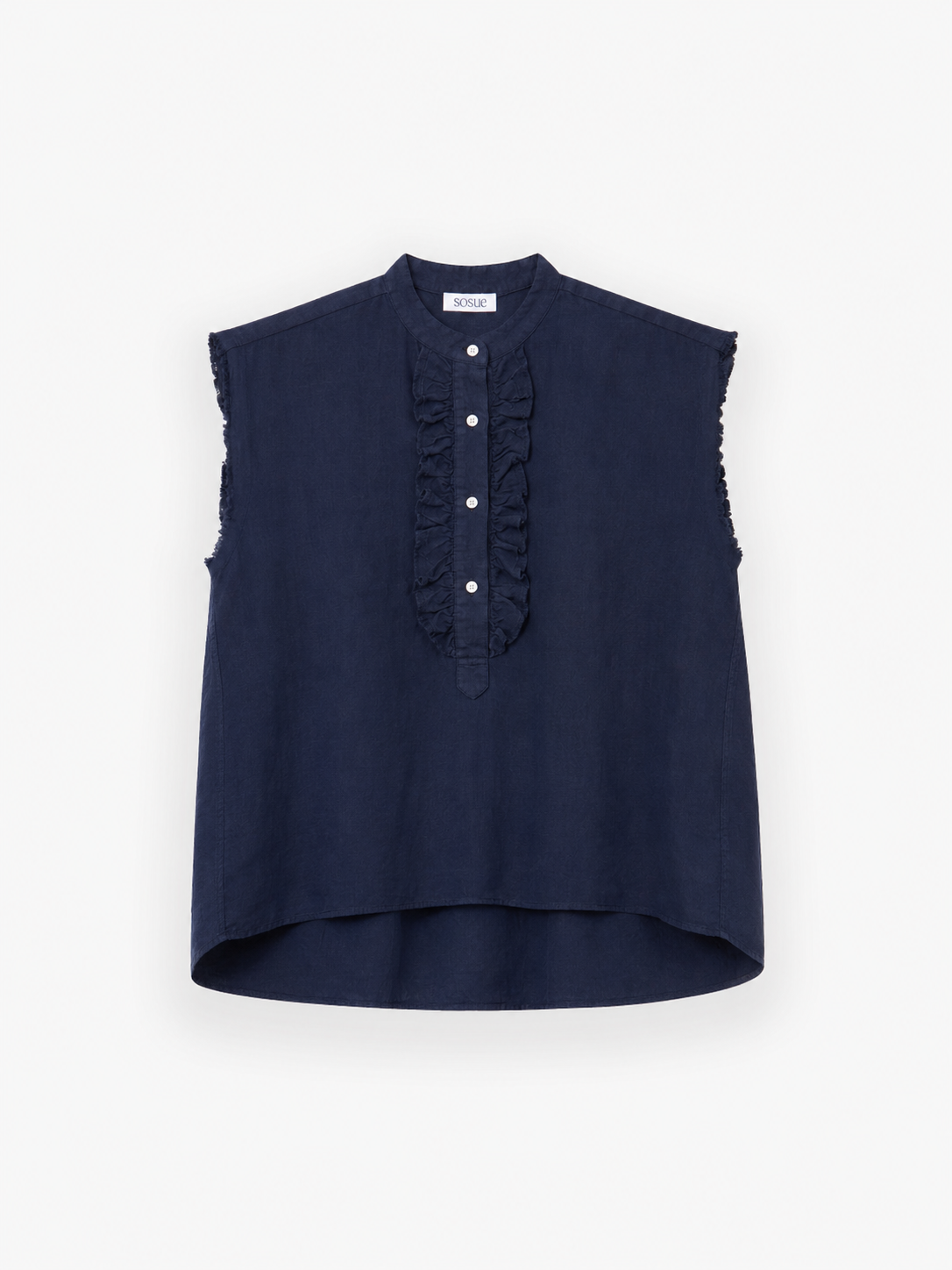 Die „Bluse Barcelona Linen Navy“ ist ein ärmelloses Oberteil in Marineblau mit hohem Kragen, eleganten Rüschen an der Vorderseite, weißen Knöpfen und einem leicht verlängerten hinteren Saum. Es wird vor einem schlichten weißen Hintergrund präsentiert.