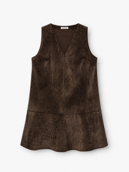 Ärmelloses braunes Cordkleid „Kleid Alice“ (Damen-Cordkleid) mit V-Ausschnitt und tief sitzendem Saum, aus 100 % Baumwolle, flach auf einem weißen Hintergrund liegend.