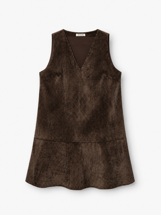 Ärmelloses braunes Cordkleid „Kleid Alice“ (Damen-Cordkleid) mit V-Ausschnitt und tief sitzendem Saum, aus 100 % Baumwolle, flach auf einem weißen Hintergrund liegend.
