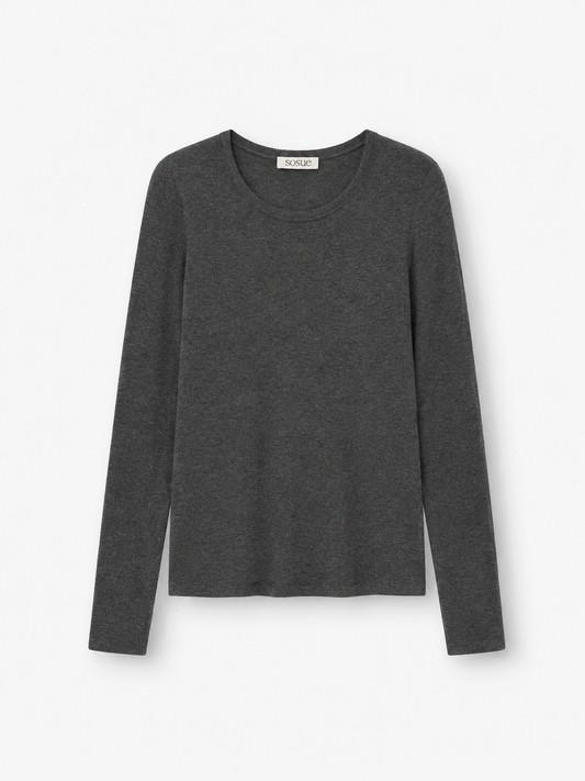 Ein schlichtes, langärmeliges, anthrazitgraues Kaschmir-Shirt mit Rundhalsausschnitt und geripptem Bündchen liegt flach auf einem weißen Hintergrund.