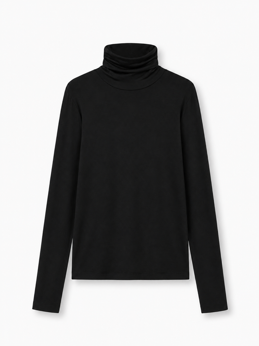 Das „Turtle Jersey Black“, ein schlichtes, schwarzes Langarm-Shirt mit Rollkragen, das in Portugal hergestellt wurde, liegt flach auf einem weißen Hintergrund.