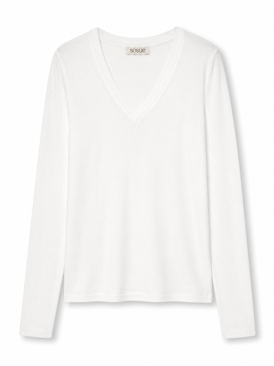 Ein „Cashmere V Neck Rib Weiss“ – ein schlichtes, weißes Damen-Langarmshirt mit V-Ausschnitt, hergestellt in Portugal – wird vor einem weißen Hintergrund präsentiert.