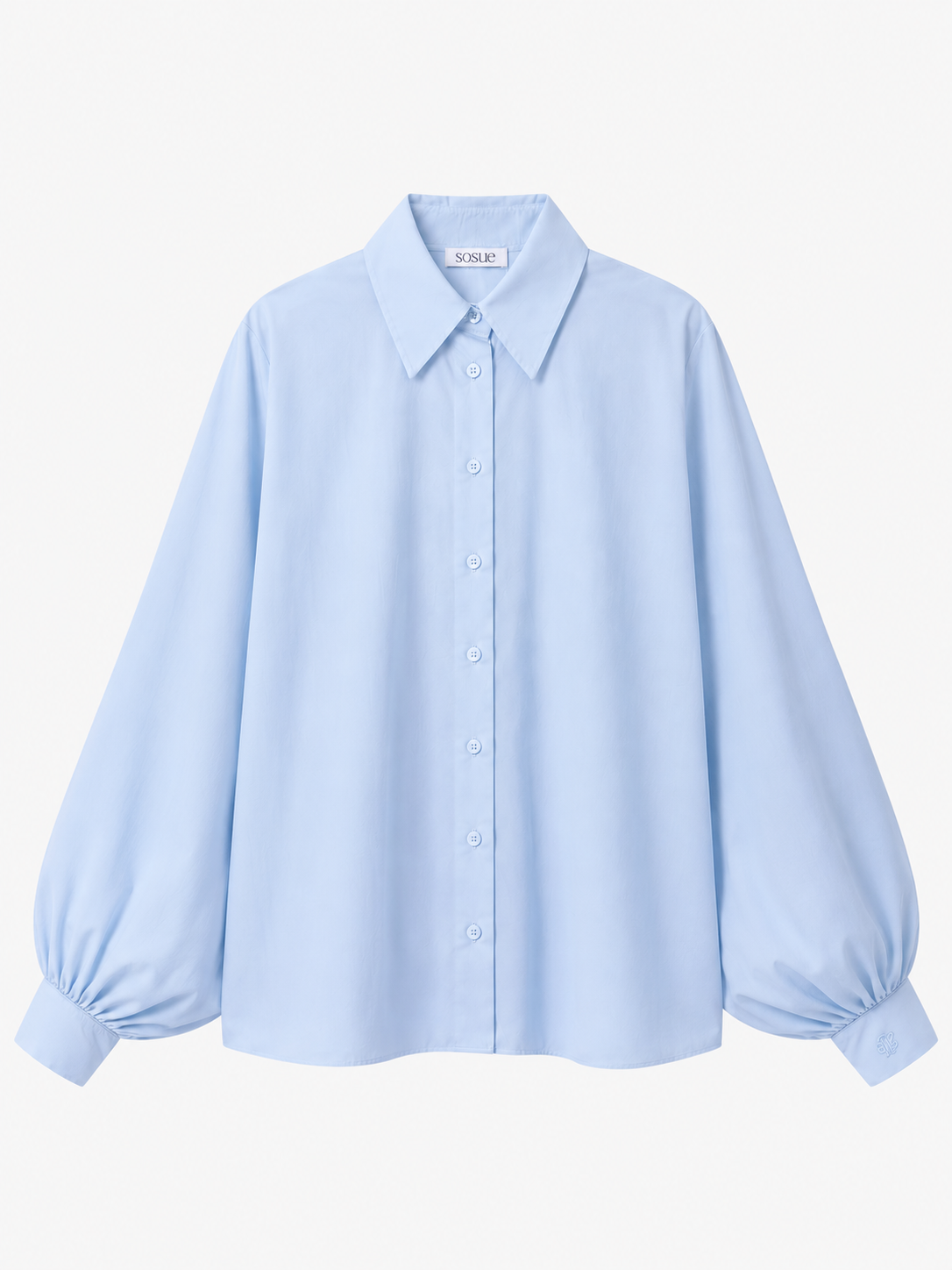 Hellblaue, langärmelige Knopfbluse mit Kragen und Puffärmeln, abgebildet vor weißem Hintergrund. Diese vielseitige Bluse „Antonia Hellblau“ aus Baumwolle besticht durch ihren klassischen Look und eine bequeme Einheitsgröße.