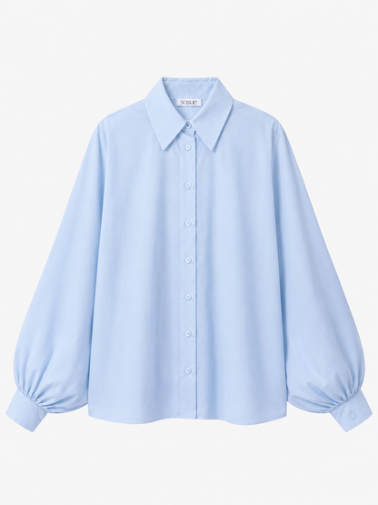 Hellblaue, langärmelige Knopfbluse mit Kragen und Puffärmeln, abgebildet vor weißem Hintergrund. Diese vielseitige Bluse „Antonia Hellblau“ aus Baumwolle besticht durch ihren klassischen Look und eine bequeme Einheitsgröße.
