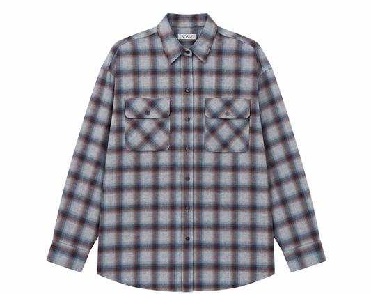 Das „Ted Flanell Check“ ist ein langärmeliges Flanellhemd mit Knopfleiste, das sich durch ein blau-weiß-braunes Karomuster auszeichnet und über zwei Brusttaschen mit Knopfklappen verfügt, die sowohl stilvoll als auch praktisch sind.