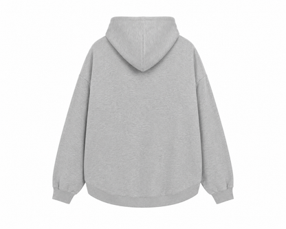 Wir stellen Ihnen den „Grauer Oversized Hoodie“ vor, der hier von hinten in einem schlichten Hellgrau zu sehen ist. Dieser Hoodie wird in Portugal hergestellt und verfügt über lange Ärmel, gerippte Bündchen, eine Kapuze sowie eine lockere, lässige Passform ohne sichtbare Motive oder Logos.