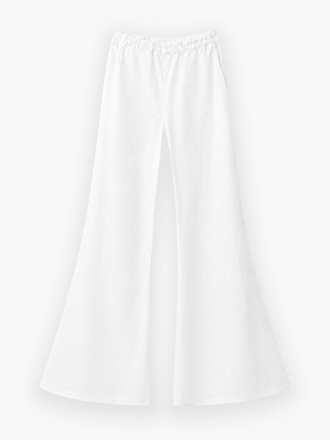 Weiße Hose „Joana White“ mit weitem Bein, elastischem Bund und Seitentaschen, präsentiert vor einem schlichten weißen Hintergrund. Diese weiße Leinenhose besticht durch ihre ausgestellte Silhouette und den leichten Stoff und ist damit die perfekte Sommerhose für Damen für einen lässigen Sommerlook.