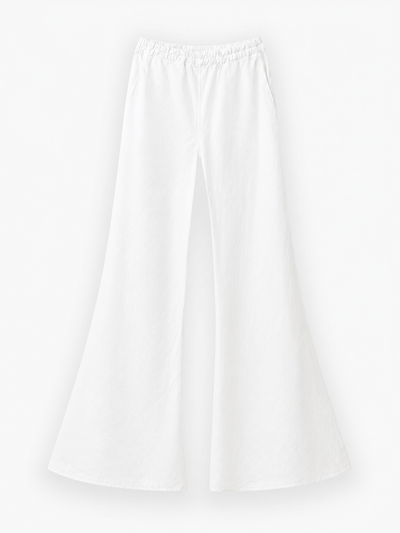 Weiße Hose „Joana White“ mit weitem Bein, elastischem Bund und Seitentaschen, präsentiert vor einem schlichten weißen Hintergrund. Diese weiße Leinenhose besticht durch ihre ausgestellte Silhouette und den leichten Stoff und ist damit die perfekte Sommerhose für Damen für einen lässigen Sommerlook.