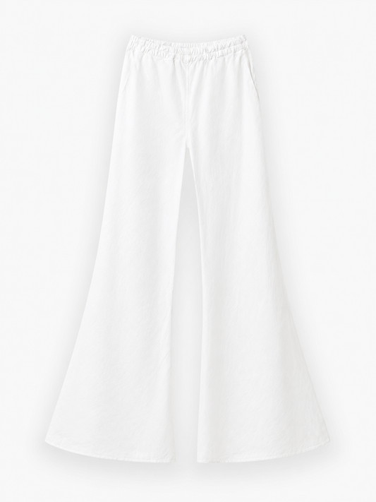 Weiße Hose „Joana White“ mit weitem Bein, elastischem Bund und Seitentaschen, präsentiert vor einem schlichten weißen Hintergrund. Diese weiße Leinenhose besticht durch ihre ausgestellte Silhouette und den leichten Stoff und ist damit die perfekte Sommerhose für Damen für einen lässigen Sommerlook.