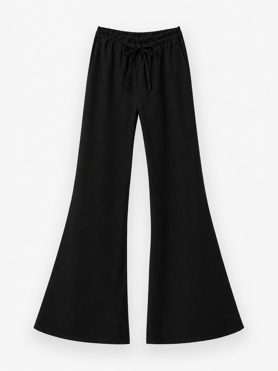 Die Hose „Joana Black“ ist eine weit geschnittene Schlaghose aus 100 % Leinen in einem schicken Schwarzton, die mit einem elastischen Bund und einem Kordelzug für hohen Tragekomfort ausgestattet ist. Diese schwarze Leinenhose bietet atmungsaktive Leichtigkeit, ideal für Sommertage, und wird elegant vor einem weißen Hintergrund präsentiert.