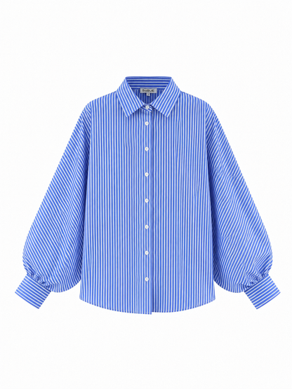 Die Bluse „Antonia Slim Ocean“, hier auf weißem Hintergrund abgebildet, besticht durch blau-weiße Längsstreifen, lange, weite Ballonärmel, eine Knopfleiste vorne, einen spitzen Kragen und breite Manschetten. Diese elegante Damenbluse strahlt zeitlosen Stil und Vielseitigkeit aus.
