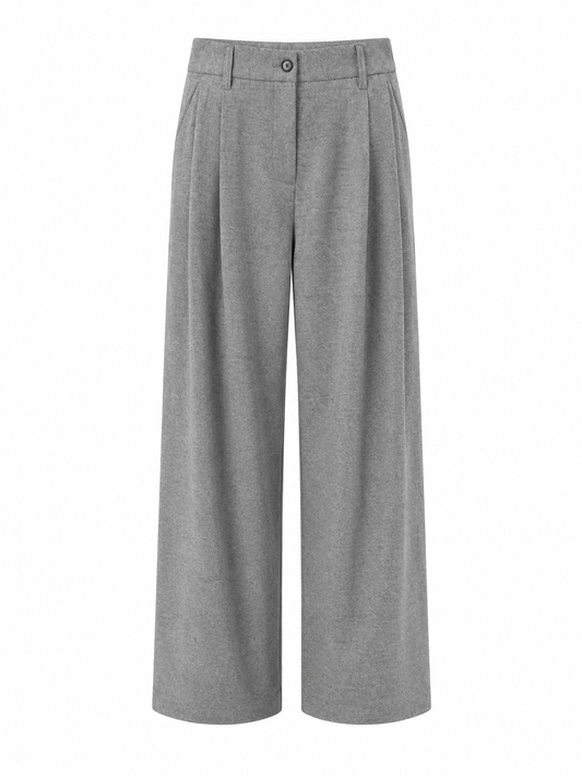 Die graue Tweedhose im Weithosen-Stil mit Falten auf der Vorderseite, Gürtelschlaufen sowie einem Knopf- und Reißverschluss, hier auf weißem Hintergrund abgebildet – diese elegante Hose wurde in Italien meisterhaft gefertigt.