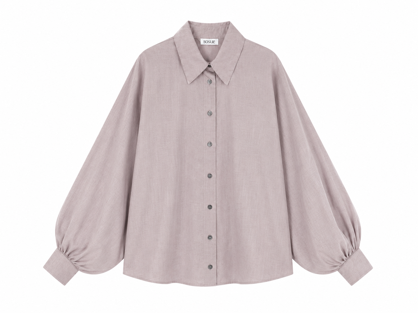 Bluse „Antonia“ aus Flanell in Helltaupe mit weiten, wallenden Ärmeln, die an den Ärmelbündchen gerafft sind, einem spitzen Kragen und einer leicht lockeren Passform, abgebildet vor weißem Hintergrund.