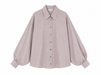 Bluse „Antonia“ aus Flanell in Helltaupe mit weiten, wallenden Ärmeln, die an den Ärmelbündchen gerafft sind, einem spitzen Kragen und einer leicht lockeren Passform, abgebildet vor weißem Hintergrund.