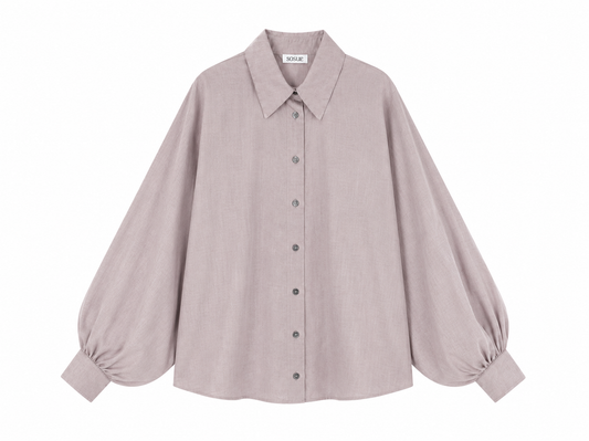 Bluse „Antonia“ aus Flanell in Helltaupe mit weiten, wallenden Ärmeln, die an den Ärmelbündchen gerafft sind, einem spitzen Kragen und einer leicht lockeren Passform, abgebildet vor weißem Hintergrund.