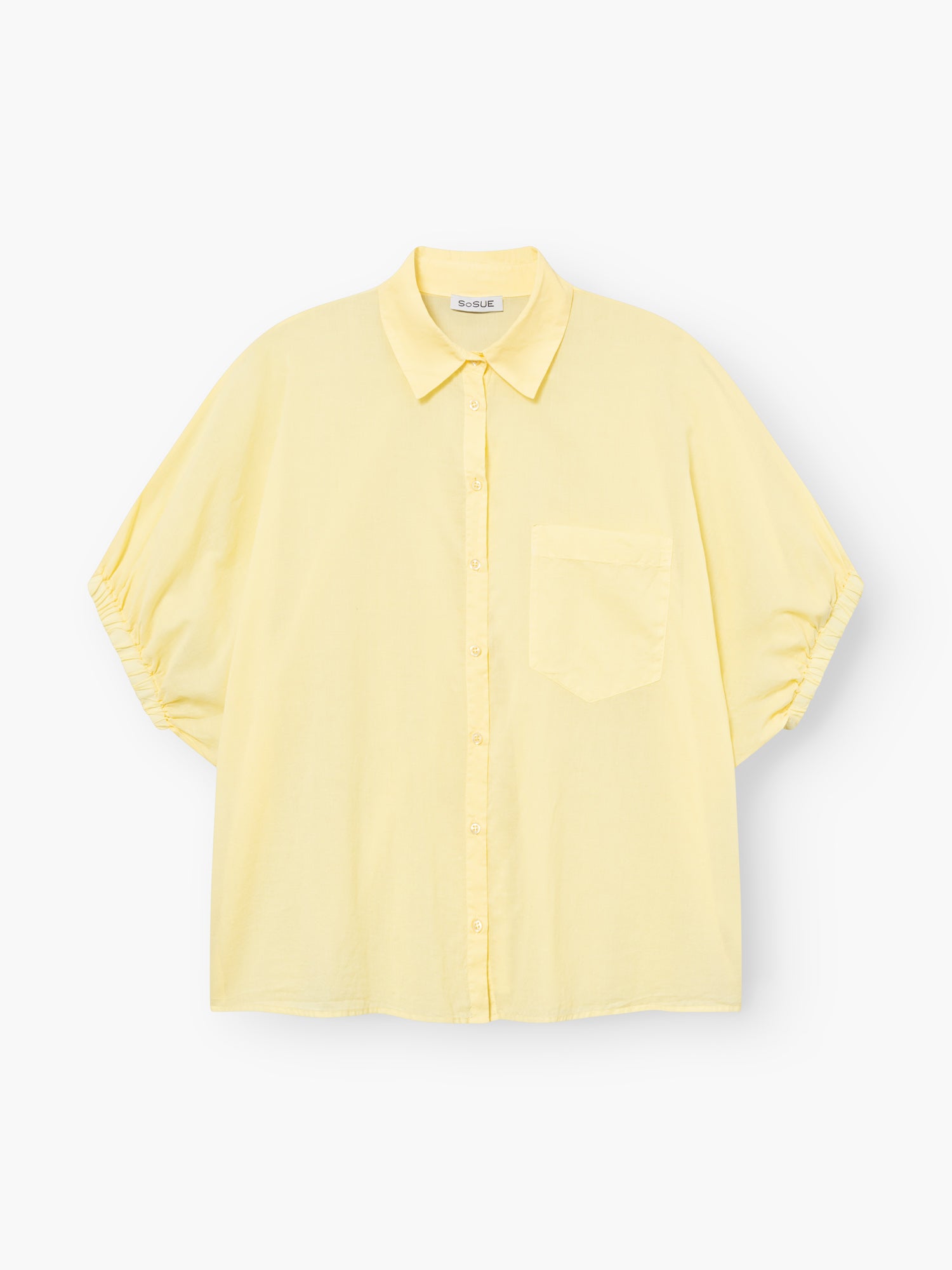 Das Cowboy Collar Voile Yellow ist ein hellgelbes, kurzärmeliges Button-up-Hemd mit Brusttasche und klassischem Kragen, das auf einem schlichten weißen Hintergrund abgebildet ist.