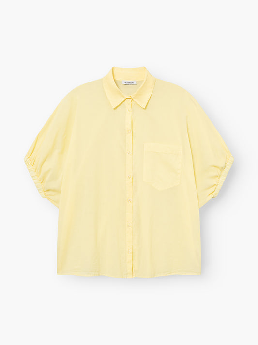 Das Cowboy Collar Voile Yellow ist ein hellgelbes, kurzärmeliges Button-up-Hemd mit Brusttasche und klassischem Kragen, das auf einem schlichten weißen Hintergrund abgebildet ist.