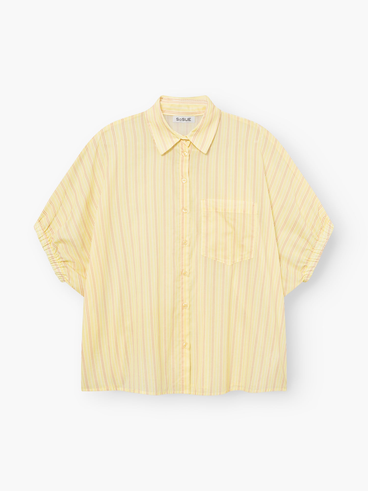 Das Cowboy Collar Voile Yellow Stripes ist ein locker sitzendes, kurzärmeliges Button-up-Hemd mit Kragen, hellgelbem Grundton, dünnen pastellfarbenen Streifen, einer Brusttasche und entspanntem Freizeitstil.