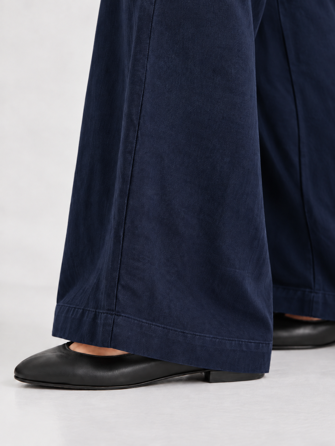 Hose Josy Linen Navy – weit geschnittene Hose, kombiniert mit schwarzen flachen Schuhen.