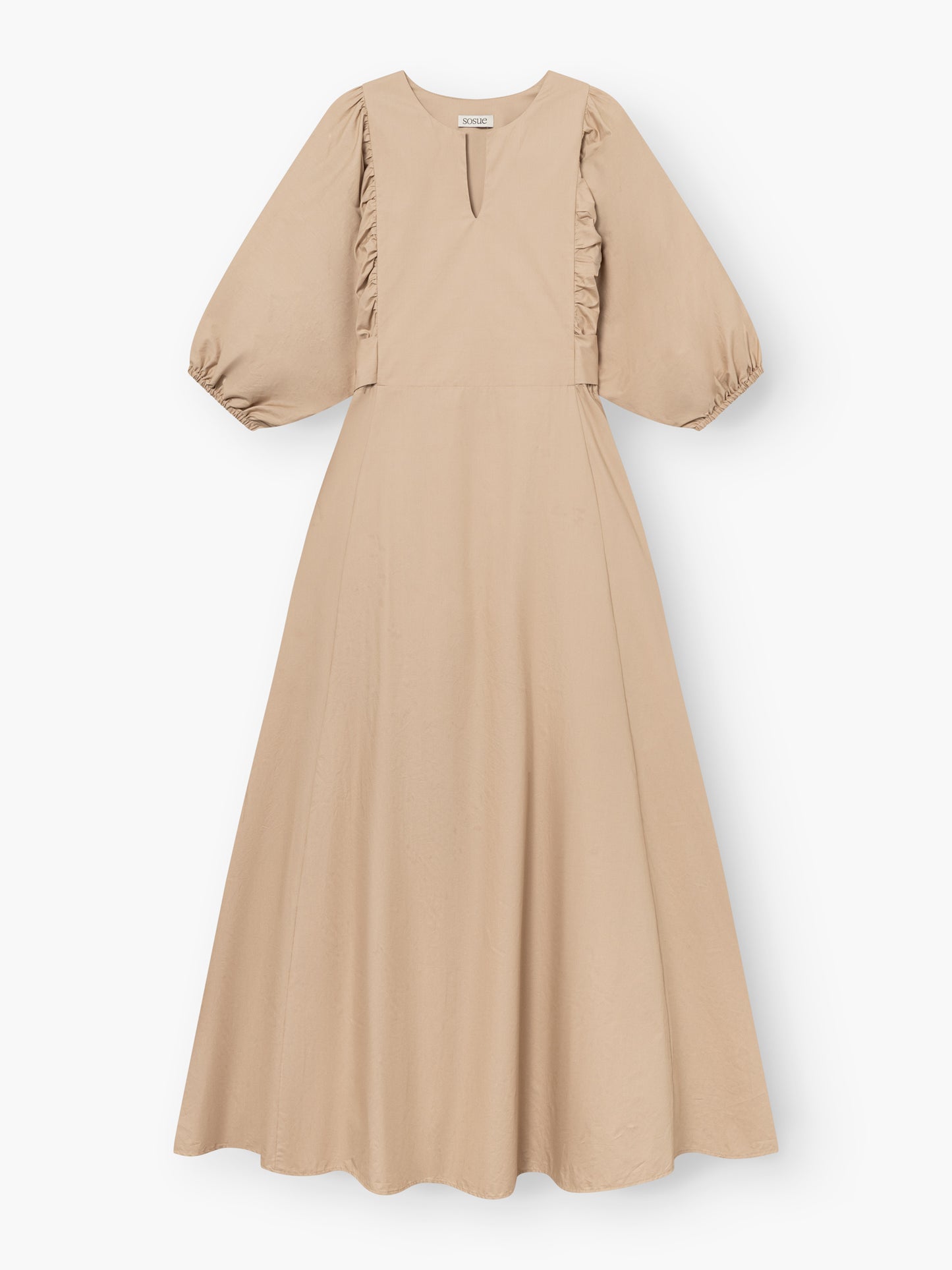 Das Kleid Antonia Lang zeigt feminine Eleganz in Beige mit ellenbogenlangen Puffärmeln, dezenten Rüschen, einer taillierten Passform und einem fließenden, bodenlangen ausgestellten Rock.