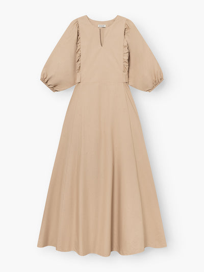 Das Kleid Antonia Lang zeigt feminine Eleganz in Beige mit ellenbogenlangen Puffärmeln, dezenten Rüschen, einer taillierten Passform und einem fließenden, bodenlangen ausgestellten Rock.