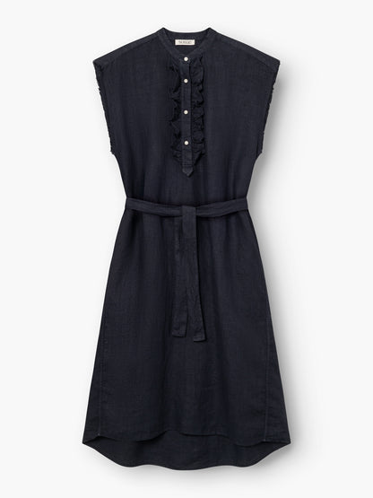 Das Kleid Barcelona Navy ist ein ärmelloses, knielanges Kleid in dunklem Marineblau mit Taillengürtel, Rüschendetails, Knöpfen vorne und leichtem Stoff.