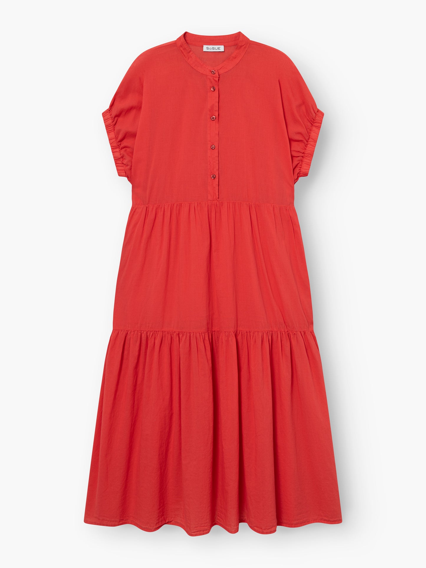 Das Kleid Cowboy Boho Red ist ein locker sitzendes, knielanges rotes Kleid mit kurzen Rüschenärmeln, einem gestuften Rock und einer Knopfleiste auf der Vorderseite.