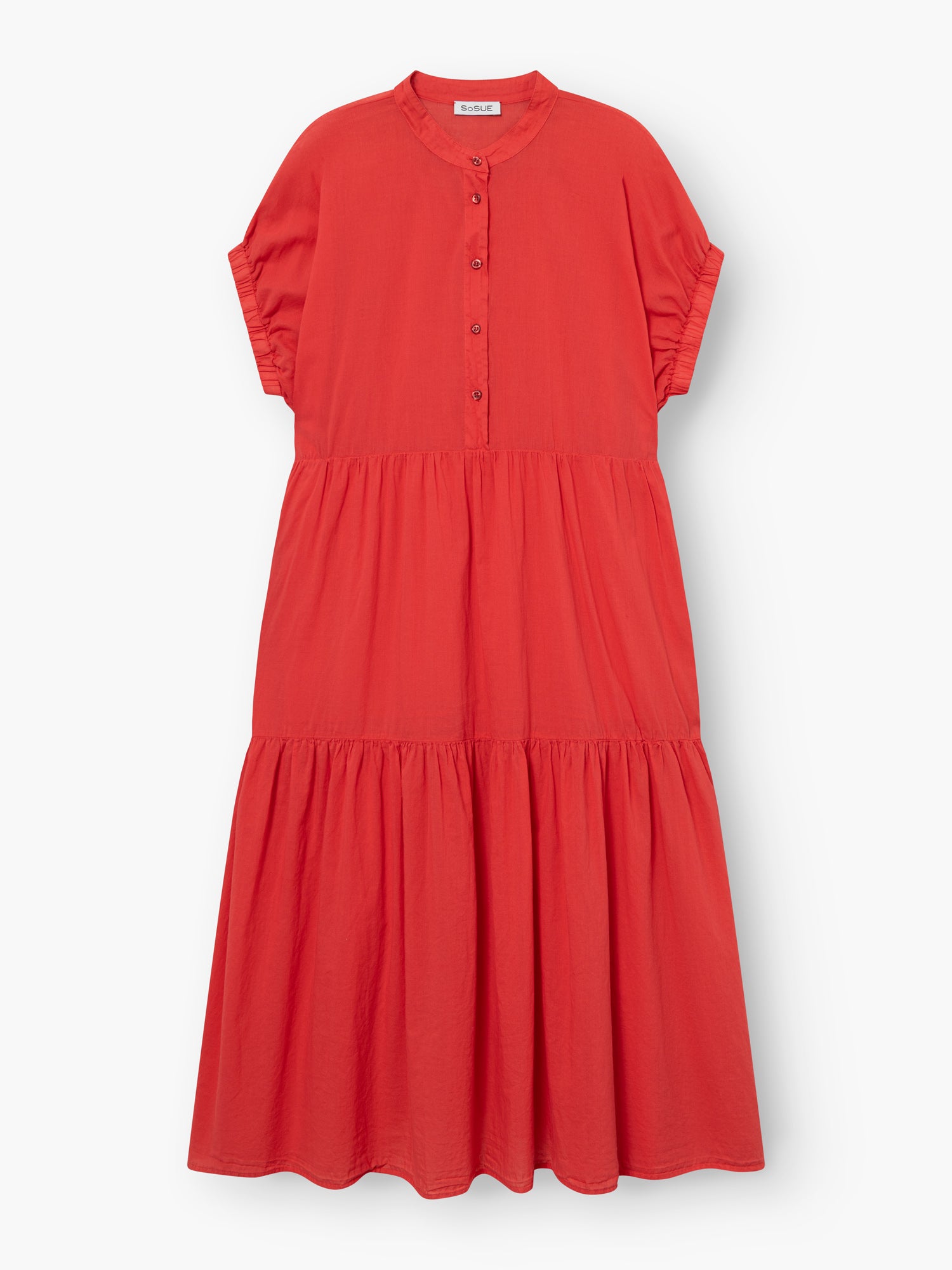Das Kleid Cowboy Boho Red ist ein locker sitzendes, knielanges rotes Kleid mit kurzen Rüschenärmeln, einem gestuften Rock und einer Knopfleiste auf der Vorderseite.
