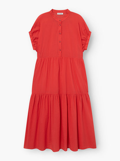 Das Kleid Cowboy Boho Red ist ein locker sitzendes, knielanges rotes Kleid mit kurzen Rüschenärmeln, einem gestuften Rock und einer Knopfleiste auf der Vorderseite.