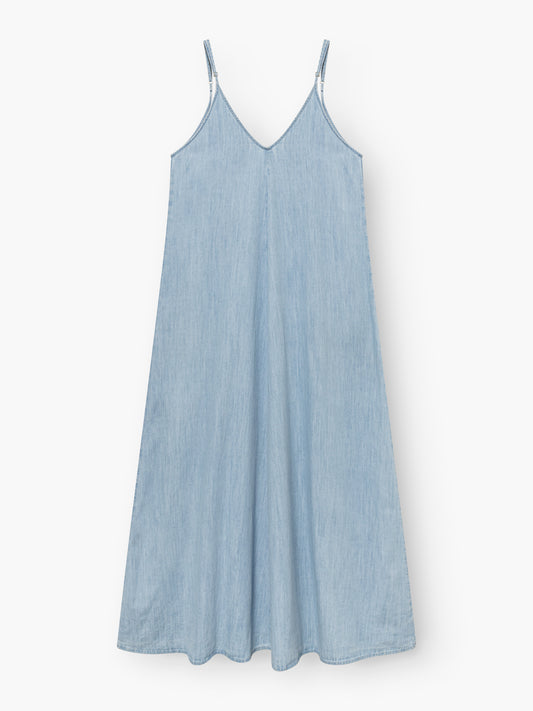 Das Dress Denim Tank ist ein hellblaues, ärmelloses Jeanskleid mit dünnen Spaghettiträgern und einem V-Ausschnitt. Es hat eine lockere A-Linien-Silhouette und ist auf einem schlichten weißen Hintergrund zu sehen.