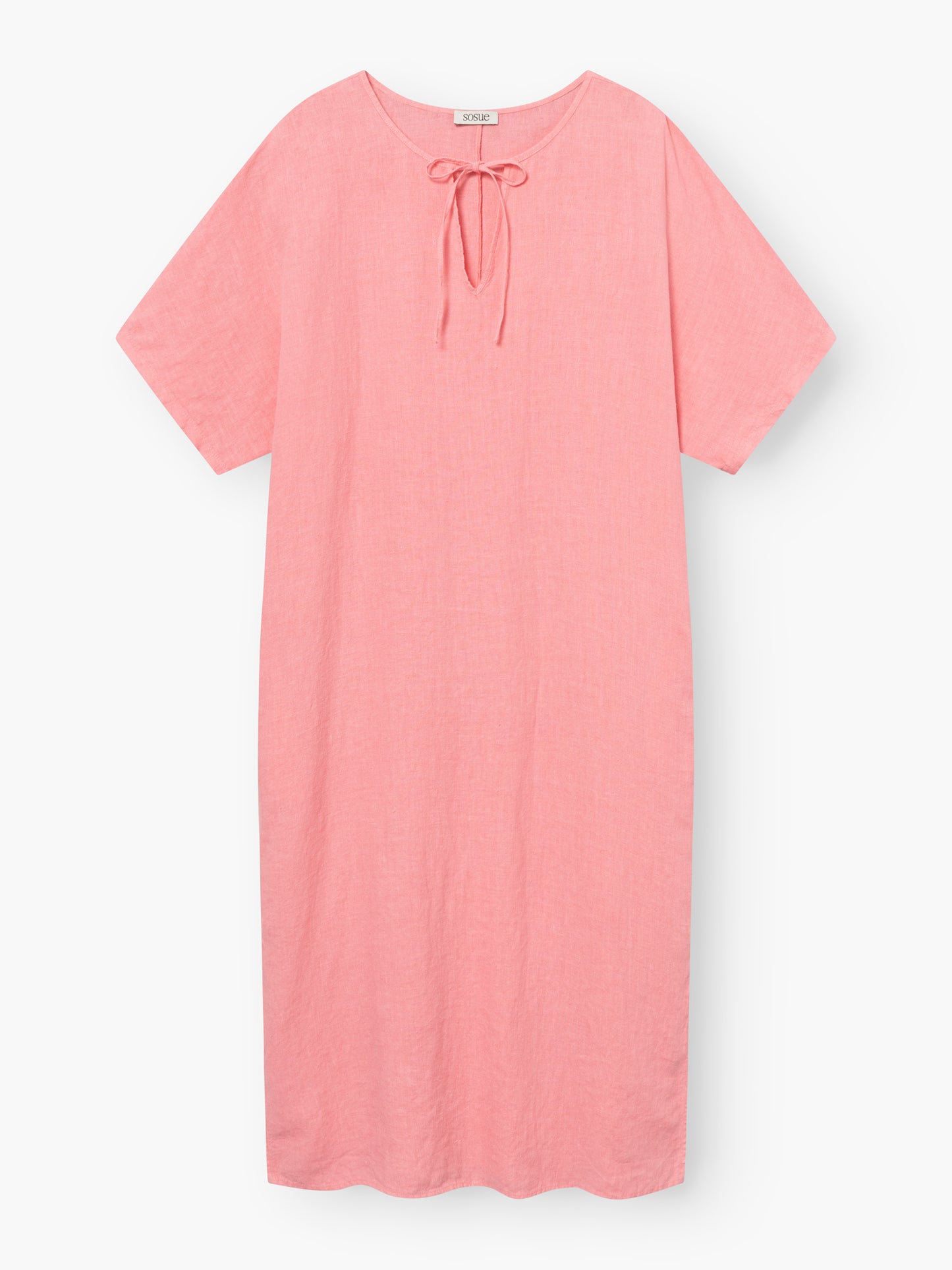 Das Kleid Kaftan Leinen Pink ist ein schlichtes, knielanges, kurzärmeliges Kleid mit Rundhalsausschnitt und schlichter Schleife auf der Vorderseite, das aus nachhaltiger Produktion stammt und für mühelosen Stil und Komfort sorgt.