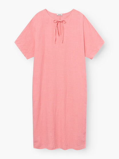Das Kleid Kaftan Leinen Pink ist ein schlichtes, knielanges, kurzärmeliges Kleid mit Rundhalsausschnitt und schlichter Schleife auf der Vorderseite, das aus nachhaltiger Produktion stammt und für mühelosen Stil und Komfort sorgt.