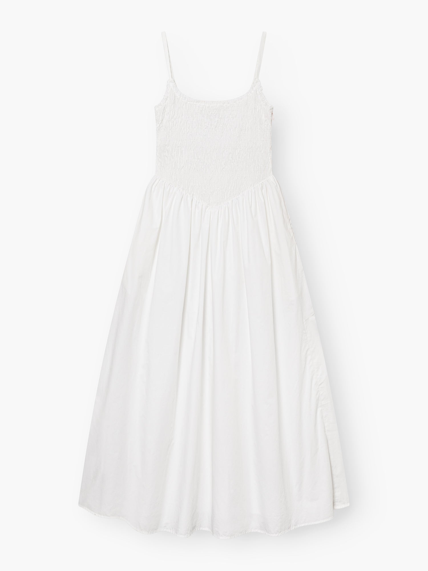 Das Elisa Dress White ist ein ärmelloses Kleid mit Spaghettiträgern, einem gesmokten Mieder und einem fließenden, gerafften Rock, der flach auf weißem Grund liegt.