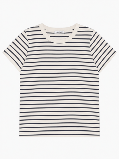 T-Shirt Stripes Blau, ein kurzärmeliges T-Shirt mit Rundhalsausschnitt und einem maritimen blau-weißen Querstreifenmuster.