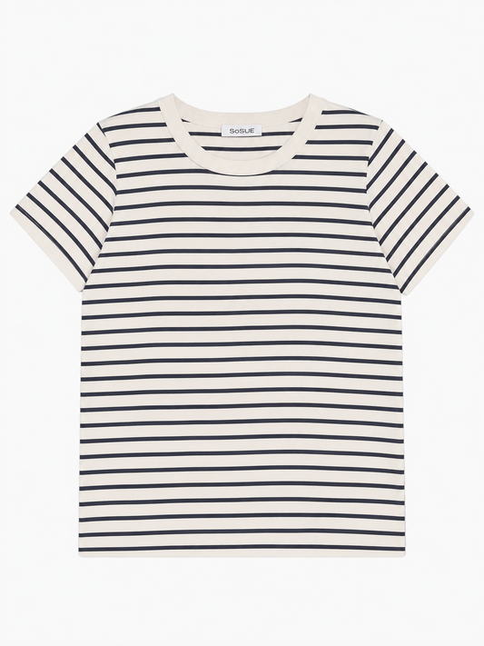 T-Shirt Stripes Blau, ein kurzärmeliges T-Shirt mit Rundhalsausschnitt und einem maritimen blau-weißen Querstreifenmuster.