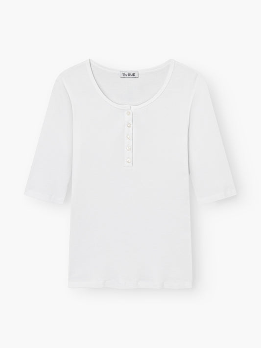 Das Half Sleeve Button Rib White ist ein kurzärmeliges Henley-Shirt mit Rundhalsausschnitt und Fünf-Knopf-Knopfleiste, das flach auf weißem Grund liegt.