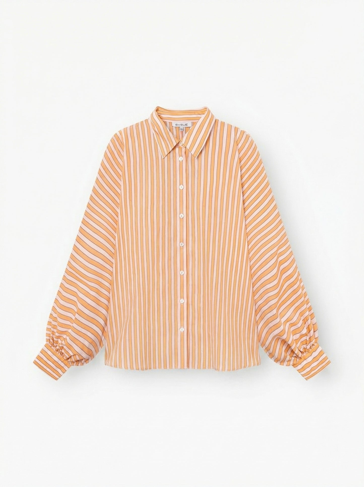 Das Bluse Antonia Rose Coral ist ein langärmeliges Button-up mit Kragen, orangefarbenen und weißen Längsstreifen und Ärmelmanschetten aus weichem Baumwoll-Voile, das auf einem einfarbig weißen Hintergrund abgebildet ist.