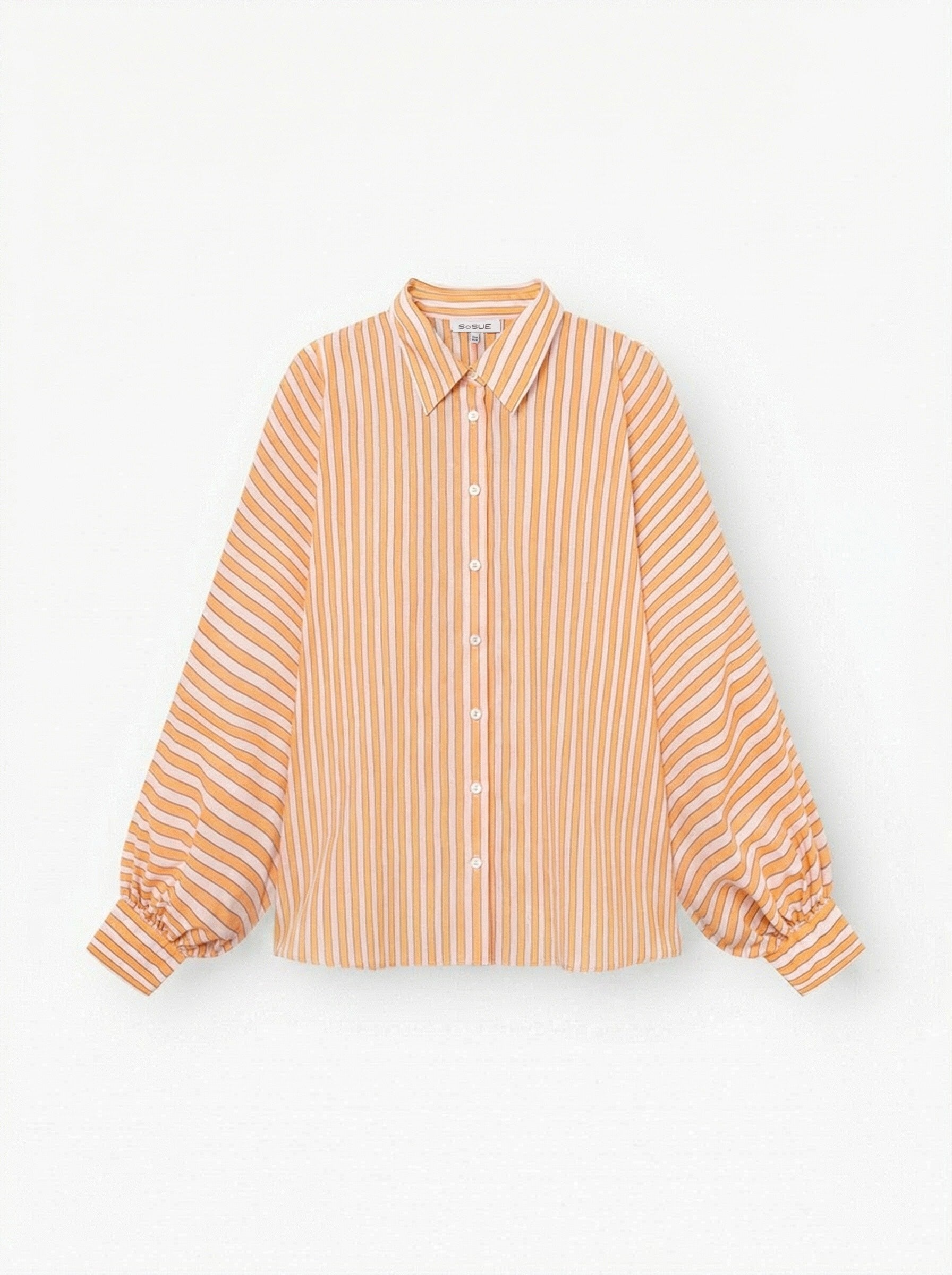 Das Bluse Antonia Rose Coral ist ein langärmeliges Button-up mit Kragen, orangefarbenen und weißen Längsstreifen und Ärmelmanschetten aus weichem Baumwoll-Voile, das auf einem einfarbig weißen Hintergrund abgebildet ist.