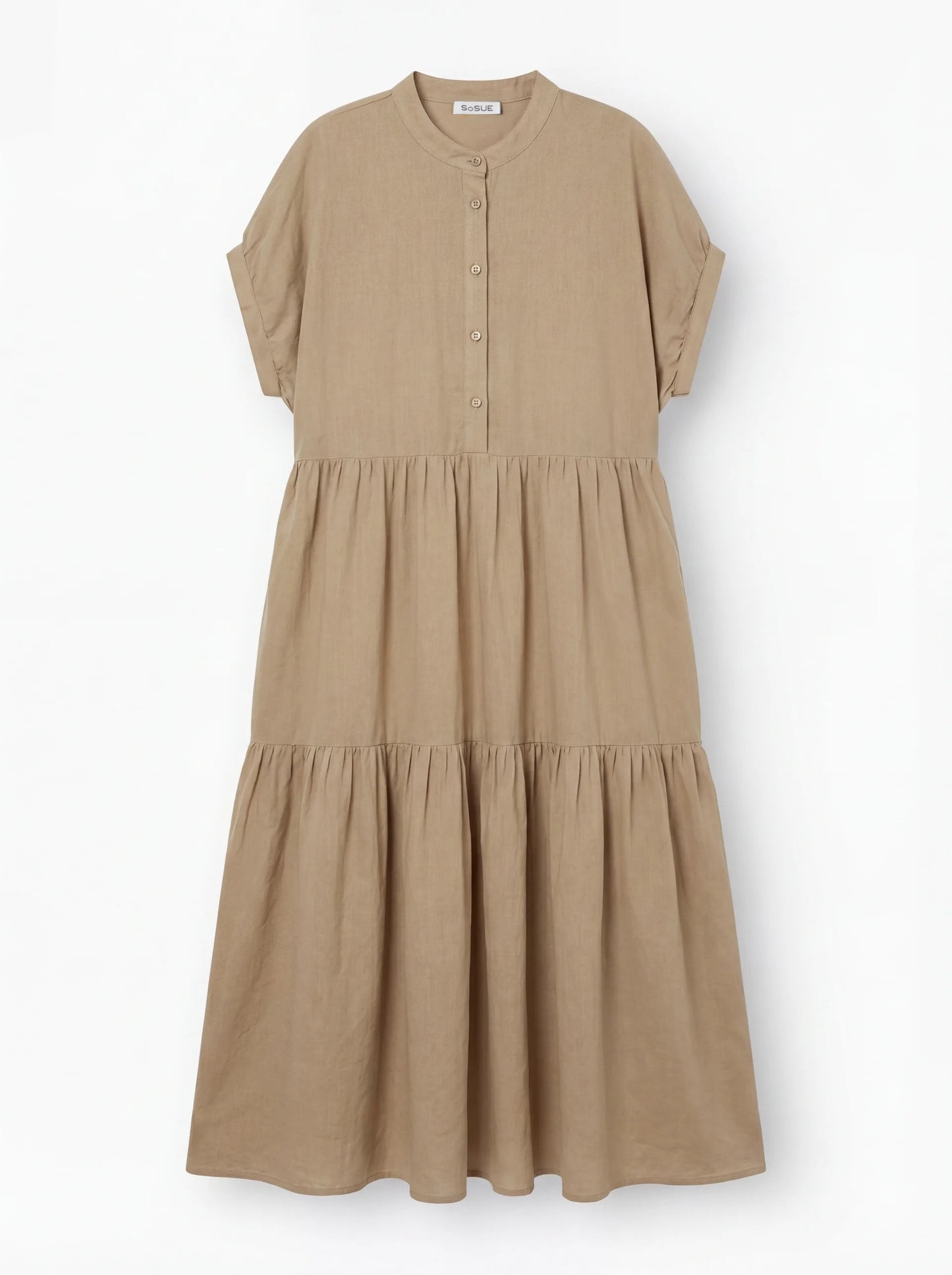 Das Kleid Cowboy Boho Sand ist ein beigefarbenes, kurzärmeliges Midikleid mit Knopfleiste, Stufenrock und Rundkragen aus leichtem Baumwoll-Voile auf weißem Grund.