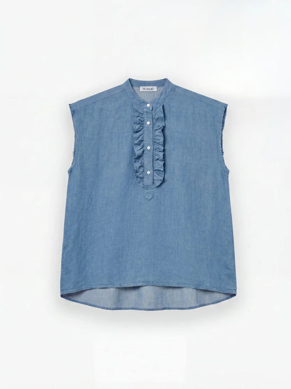 Die Barcelona Vol 1 Denim ist eine ärmellose Bluse aus leichtem Denim mit Mandarinenkragen, geraffter Knopfleiste, lockerer Passform und leicht geschwungenem Saum.