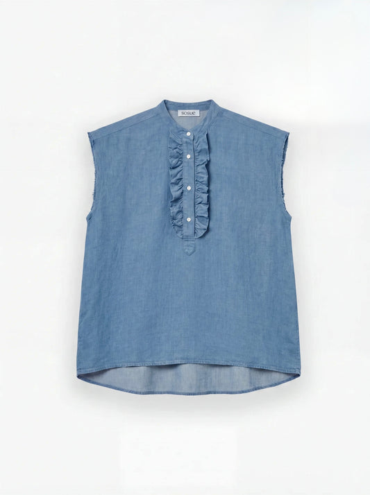 Die Barcelona Vol 1 Denim ist eine ärmellose Bluse aus leichtem Denim mit Mandarinenkragen, geraffter Knopfleiste, lockerer Passform und leicht geschwungenem Saum.