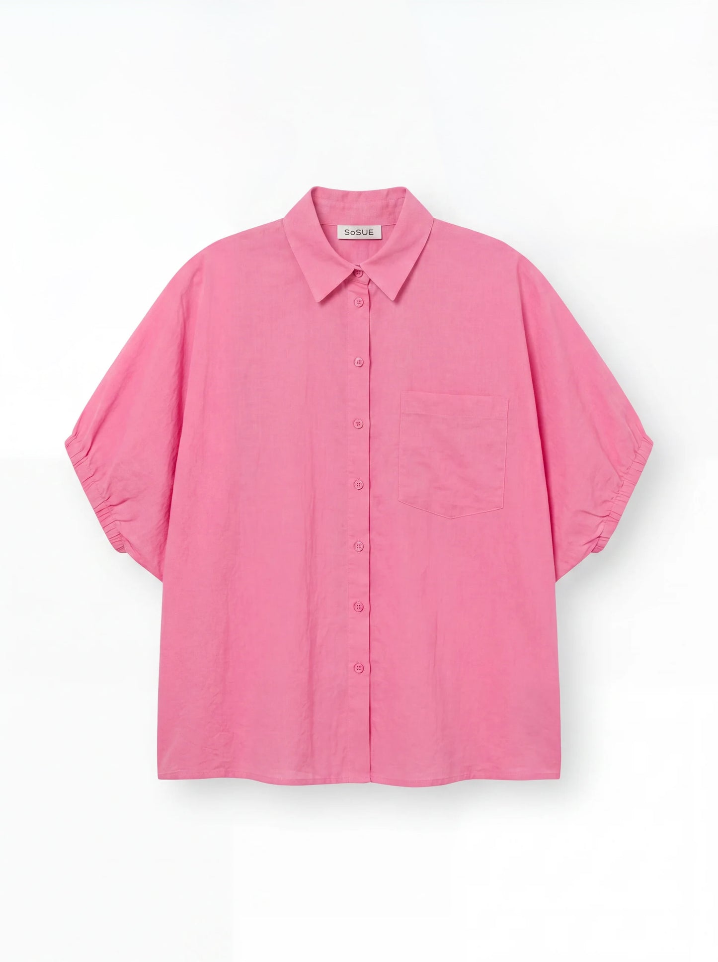 Das Cowboy Collar Voile Pink ist ein locker sitzendes, kurzärmeliges Hemd mit Knopfleiste in leuchtendem Pink und einer einzigen Brusttasche auf weißem Hintergrund.