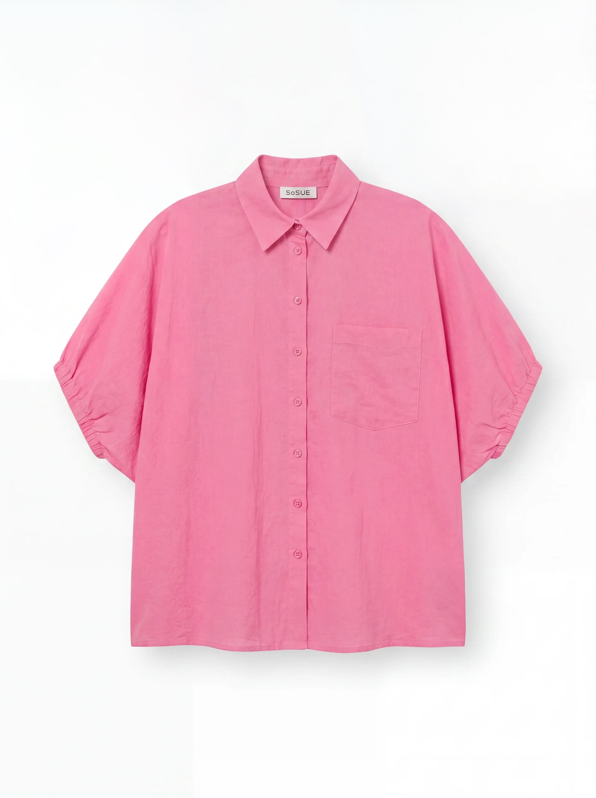 Das Cowboy Collar Voile Pink ist ein locker sitzendes, kurzärmeliges Hemd mit Knopfleiste in leuchtendem Pink und einer einzigen Brusttasche auf weißem Hintergrund.