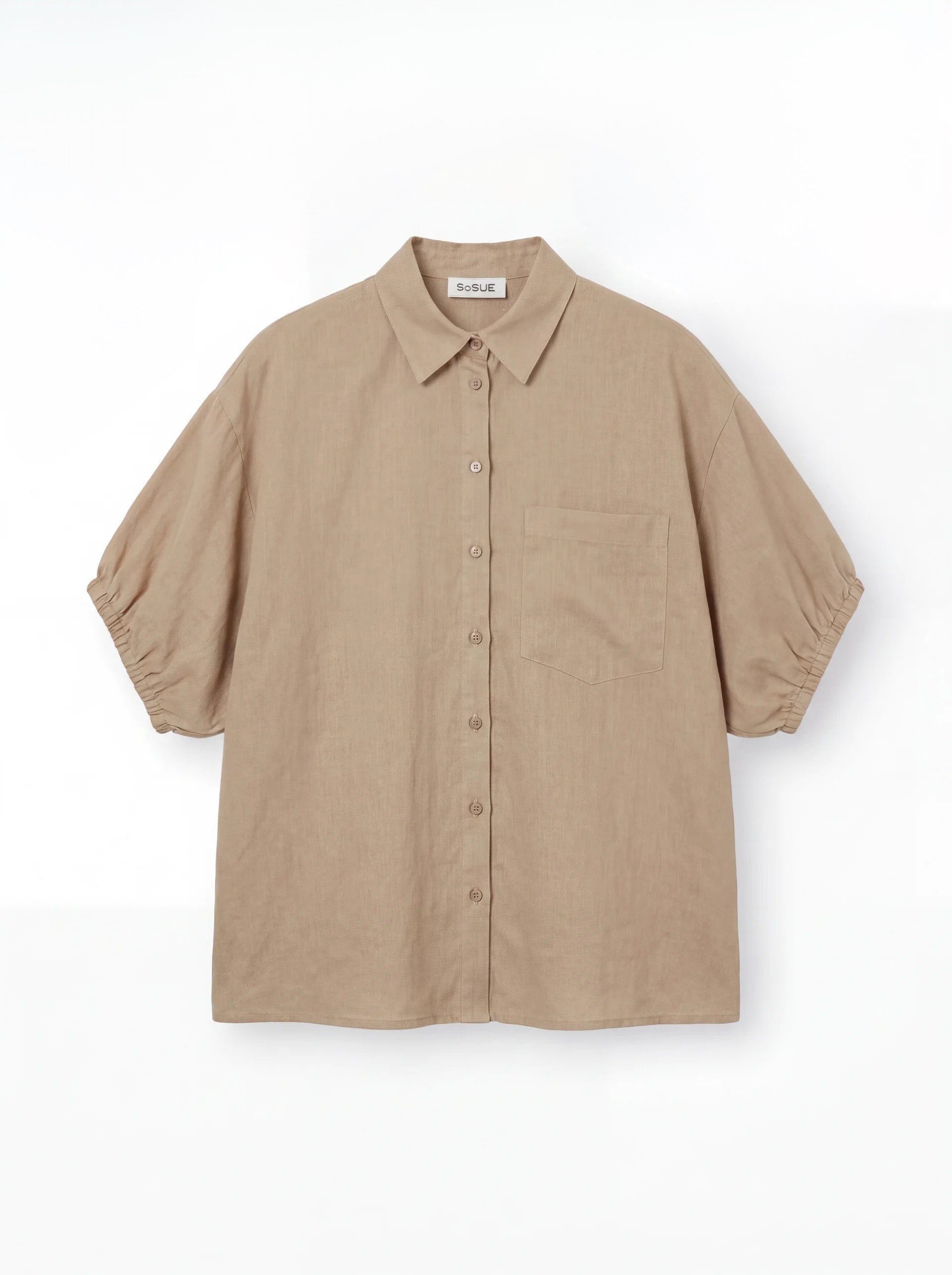 Das Cowboy Collar Voile Sand ist ein locker sitzendes, kurzärmeliges, hellbraunes Button-up-Hemd mit Kragen und Brusttasche, das auf einem schlichten weißen Hintergrund abgebildet ist.
