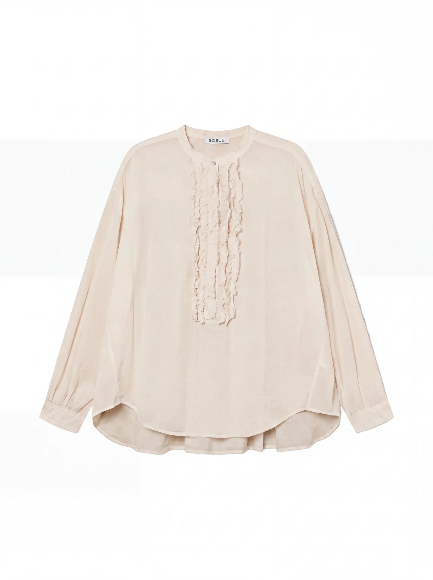 Die Bluse Bruna Beige ist eine langärmelige, cremefarbene Bluse mit Rundhalsausschnitt und zarten Rüschen auf der Vorderseite, die auf einem einfarbig weißen Hintergrund zu sehen ist.