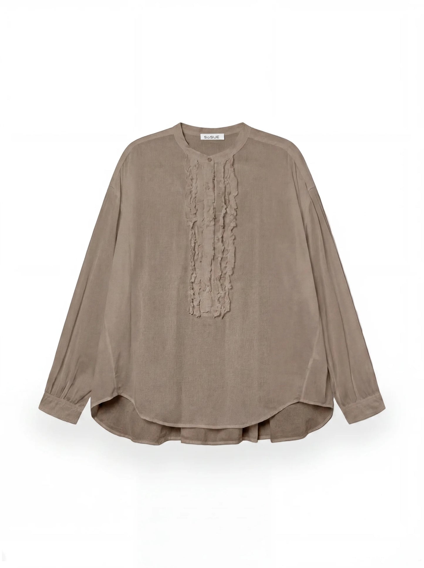 Die Bluse Bruna Soft Brown ist ein langärmeliges, locker sitzendes Oberteil mit rundem Halsausschnitt und dezenten vertikalen Rüschendetails auf der Vorderseite, die auf einem schlichten weißen Hintergrund zu sehen sind.