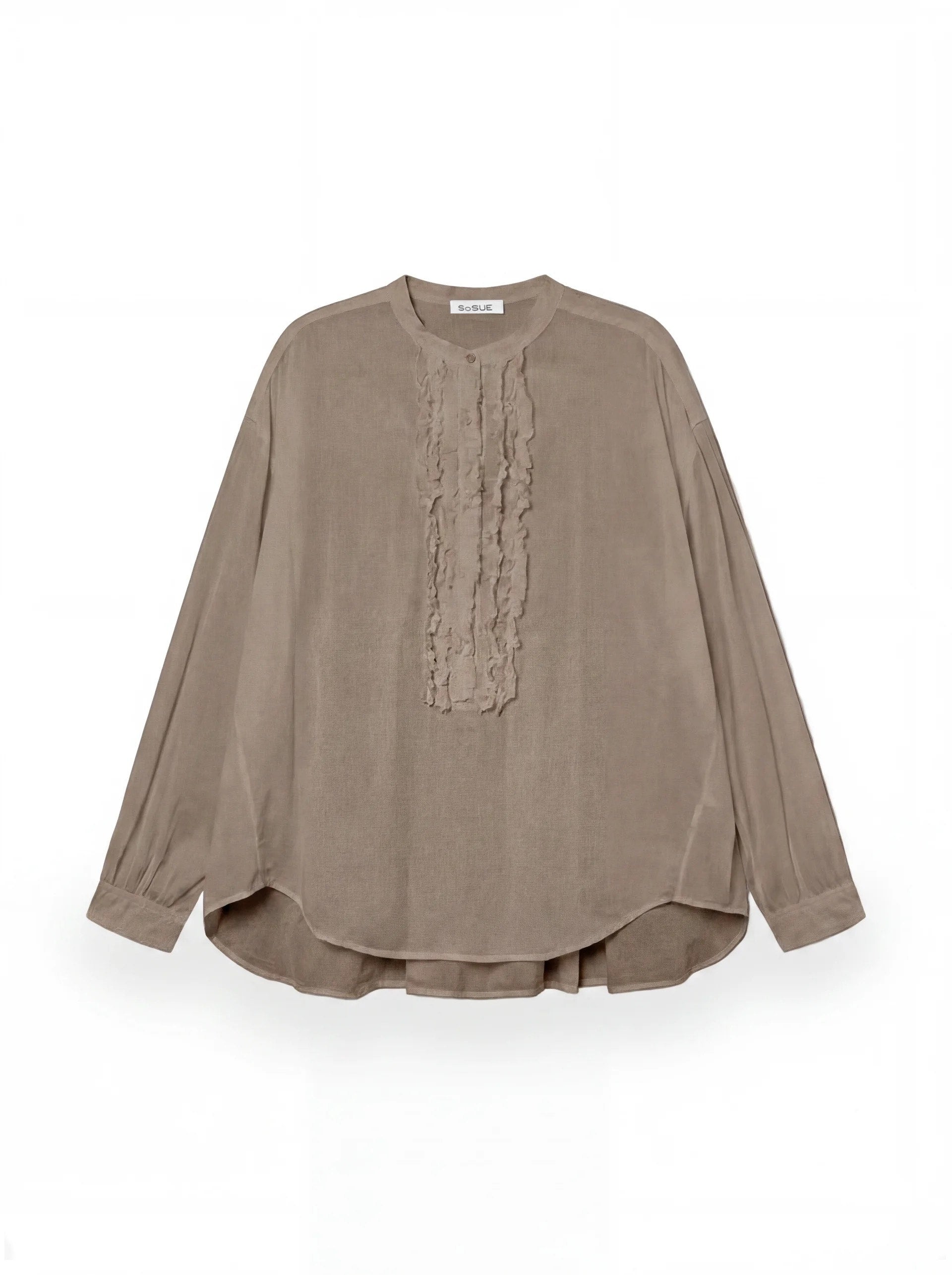 Die Bluse Bruna Soft Brown ist ein langärmeliges, locker sitzendes Oberteil mit rundem Halsausschnitt und dezenten vertikalen Rüschendetails auf der Vorderseite, die auf einem schlichten weißen Hintergrund zu sehen sind.