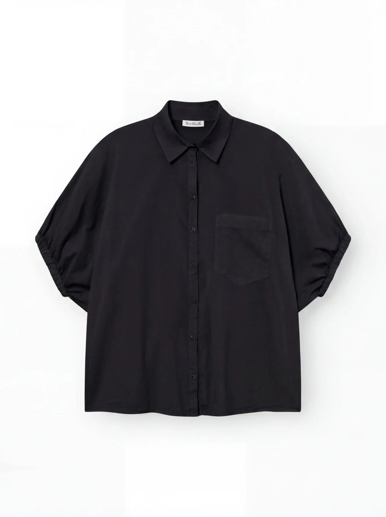 Das Cowboy Collar Voile Black ist ein locker sitzendes, kurzärmeliges, schwarzes Button-up-Hemd mit Kragen und einer Brusttasche, das auf einem schlichten weißen Hintergrund abgebildet ist.