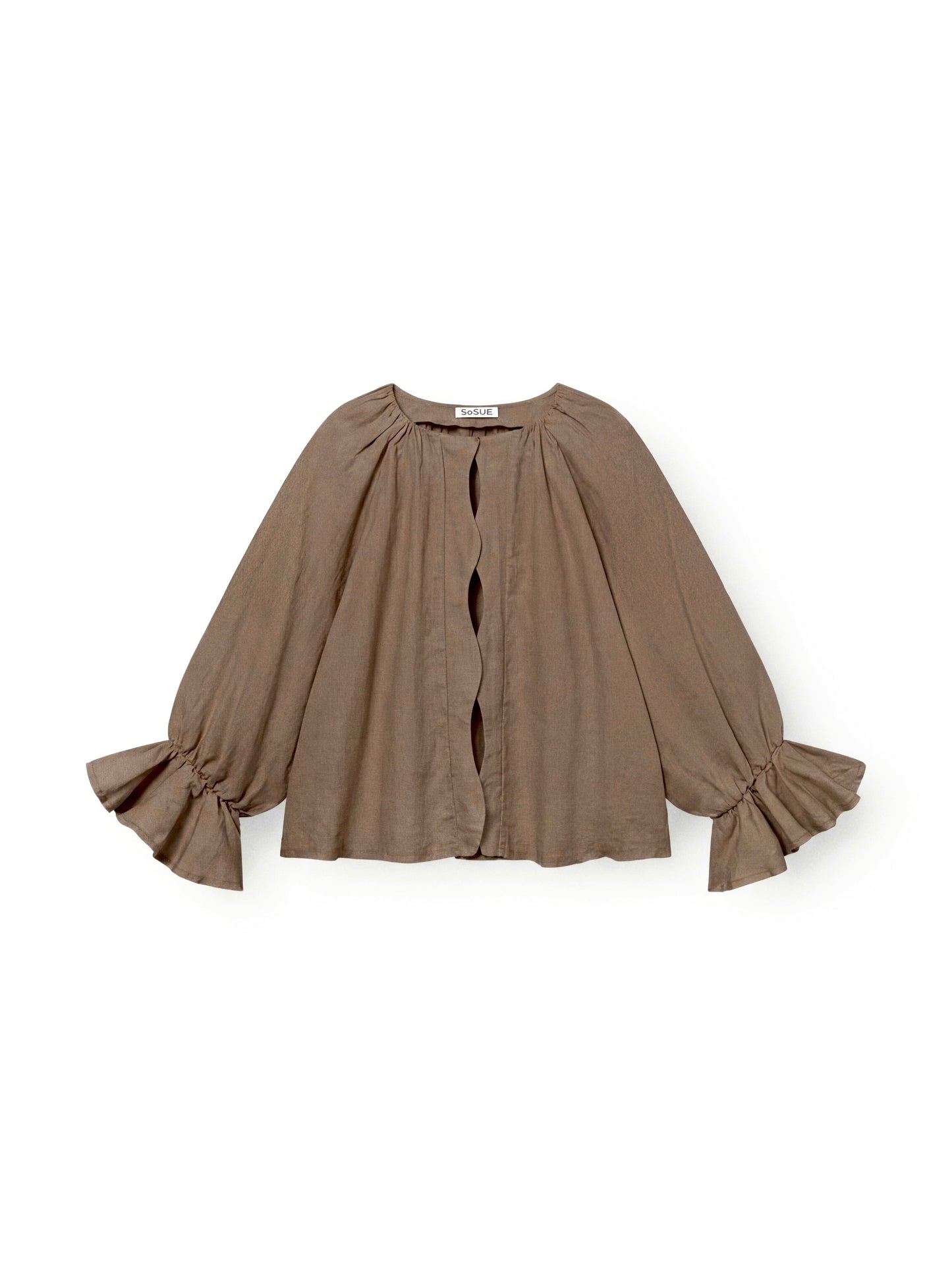 Die Bluse Wave Linen Soft Brown ist eine langärmelige, locker sitzende taupefarbene Bluse mit breiten Rüschenbündchen und einer gewellten Öffnung auf der Vorderseite, die auf einem einfarbig weißen Hintergrund abgebildet ist.